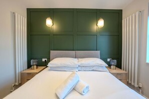 2 slaapkamers, een bureau, een strijkplank/strijkijzer, wifi