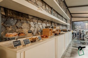 含每日吃到飽自助式早餐