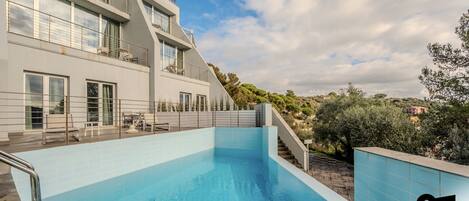 Alberca al aire libre por temporada y sombrillas en la alberca