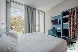 经典双人房, 阳台 | 迷你吧、客房内保险箱、办公桌、免费 WiFi