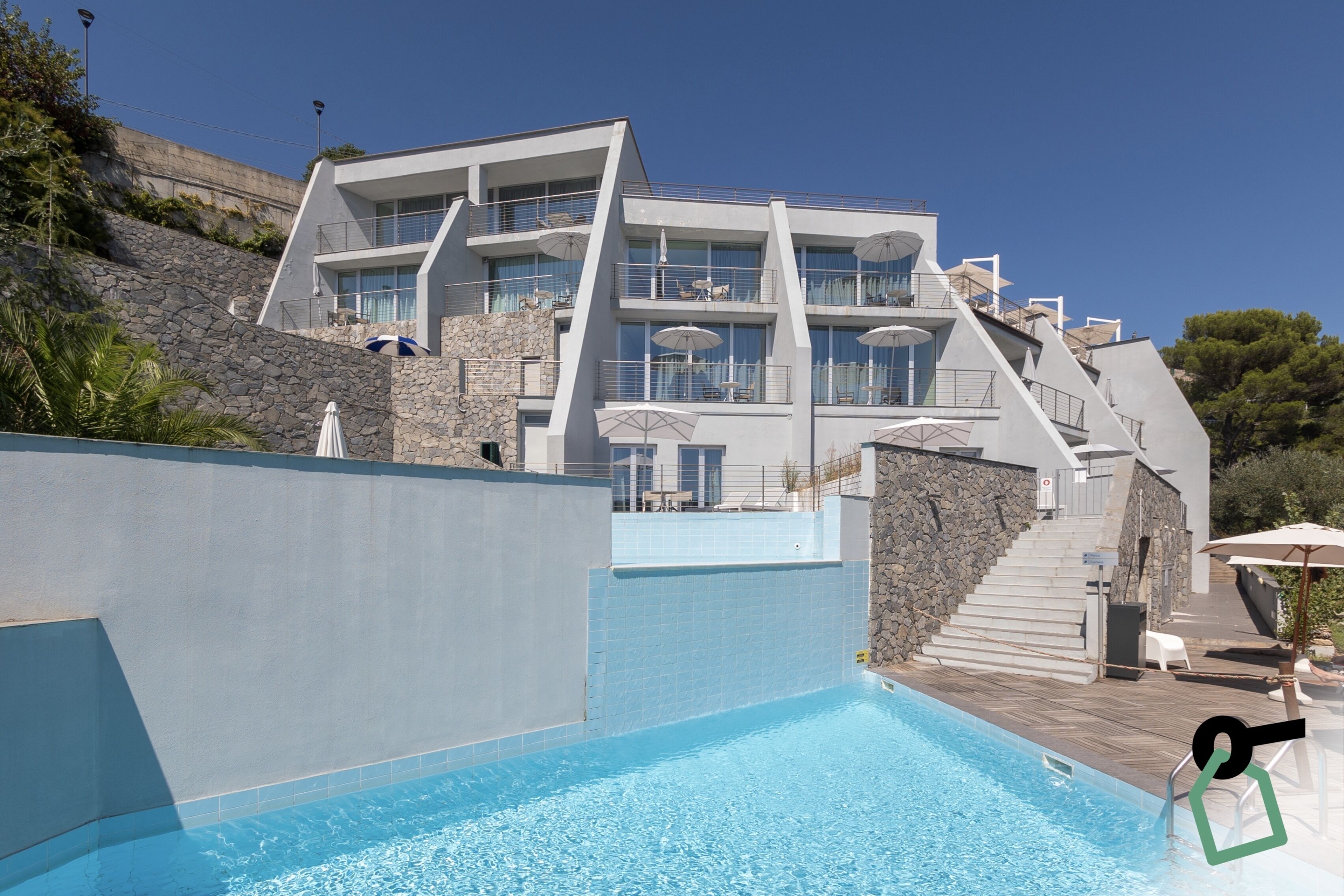 Außenpool (je nach Saison geöffnet), Sonnenschirme, Liegestühle