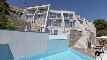 Kolam renang outdoor musiman, dengan payung kolam renang