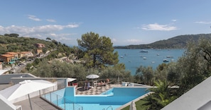 A rooftop swimming pool with a view of the sea and boats. - Hotiday Room Collection - Porto Venere (Portovenere)