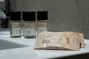 Basic Apartment | Bathroom