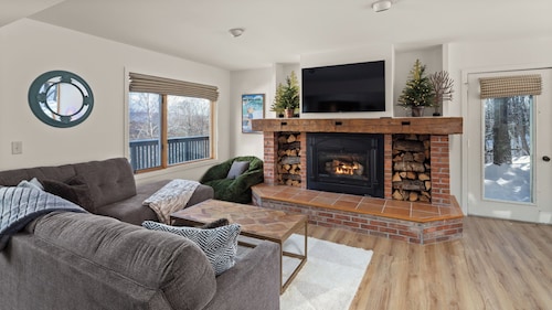 Warm home w/ ski-in/ski-out & resort access