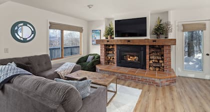 Warm home w/ ski-in/ski-out & resort access