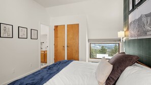 4 slaapkamers, een strijkplank/strijkijzer, reisbedje, gratis wifi