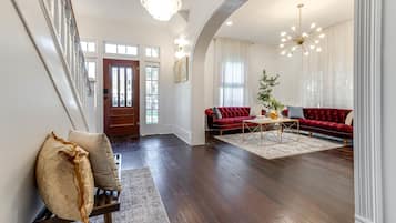 Een smart-tv, tafelvoetbal en boeken