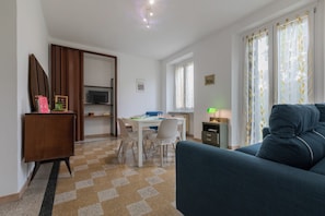 Apartamento, sacada | Área de estar | TV 32 polegadas com canais digitais