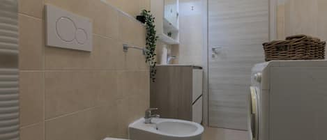 Apartment, Balkon | Badezimmer