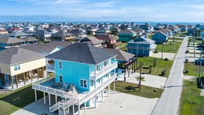 Zona residencial costera con casas que tienen balcones y vistas al agua.