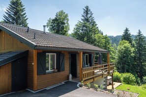 A wooden cabin with a balcony, surrounded by trees. - Chalet Léonice - 8 guests - Jacuzzi & Sauna, Gérardmer (Gérardmer)