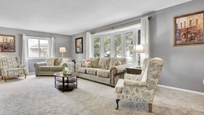 Unclassified image, 4 of 28, button - Comfort and Space near MSU (Lansing)
