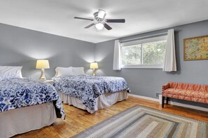 3 bedrooms, desk, iron/ironing board, WiFi - Comfort and Space near MSU (Lansing)