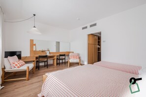 Standard Triple Room | Minibar, in-room safe, desk, cots/infant beds