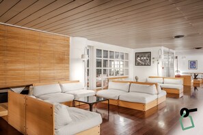 Coin salon dans le hall