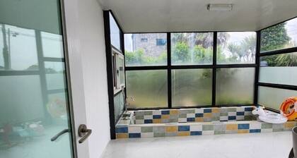 ë
ì± ëł”ìž”í íŹì
ì íëŒìŽëč ììì„êłŒ ì ìì BBQê° ììŒë©° ìê·íŹì ììčíêł ìì”ëë€.