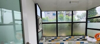 독채 복층형 팬션에 프라이빗 수영장과 정원에 BBQ가 있으며 서귀포에 위치하고 있습니다.