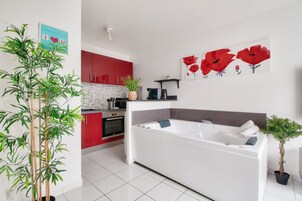 Appartement Deluxe, vue jardin | Coin séjour | TV connectée de 120 cm avec chaînes numériques