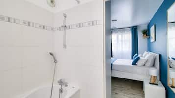 Deluxe Apartment, Garden View | Bathroom shower