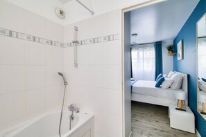 Deluxe Apartment, Garden View | Bathroom shower - 123home- Loft&spa (Montevrain)