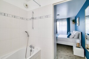 Appartement Deluxe, vue jardin | Douche de la salle de bain