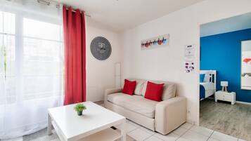 Appartamento Deluxe, vista giardino | Area soggiorno | Smart TV 120 cm con canali digitali