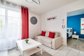 Deluxe-Apartment, Gartenblick | Wohnbereich | 120-cm-Smart-TV mit Digitalempfang