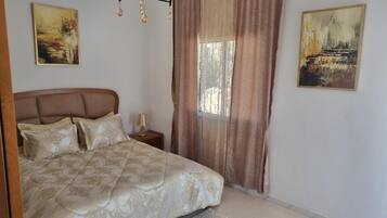 3 bedrooms, iron/ironing board, WiFi, bed sheets