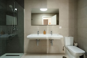 Dusche, Haartrockner, Handtücher