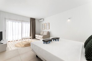 4 makuuhuonetta, silitysrauta/-lauta, ilmainen Wi-Fi, vuodevaatteet