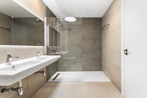Dusche, Haartrockner, Handtücher