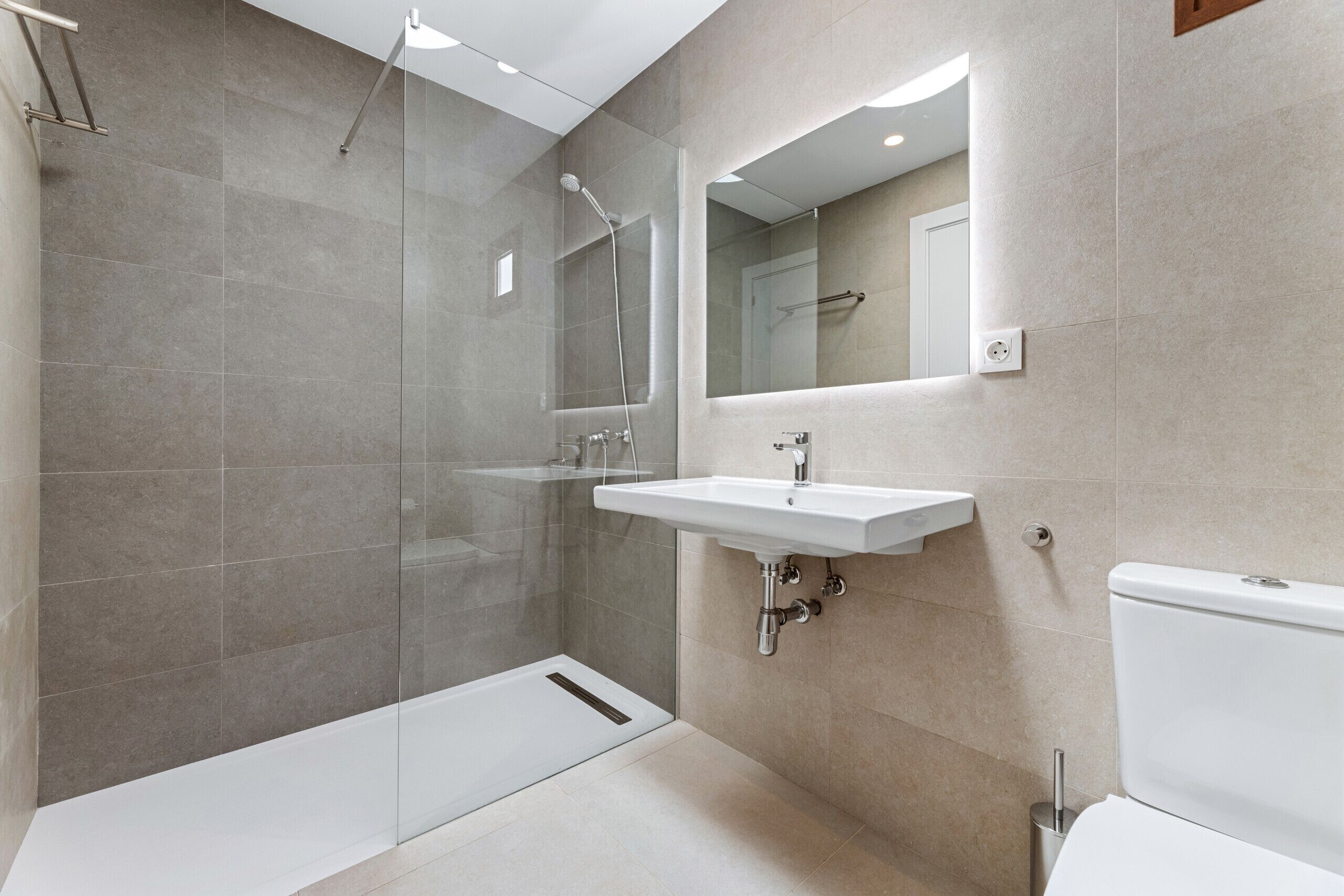 Ducha, secador de pelo y toallas