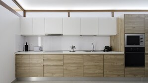 Wasserkocher mit Kaffee-/Teezubehör, Kühlschrank, Mikrowelle, Ofen