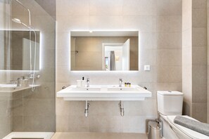 Dusj, hårføner og håndklær