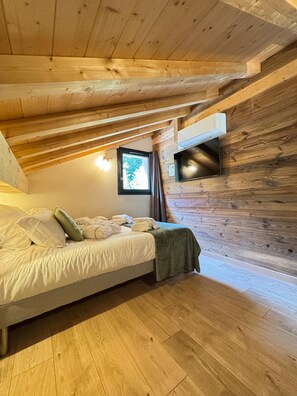 5 habitaciones, tabla de planchar con plancha, wifi y ropa de cama