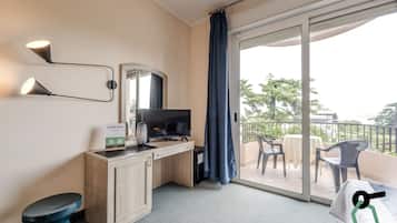 Chambre Double Supérieure, balcon, vue lac | Minibar, coffres-forts dans les chambres, bureau
