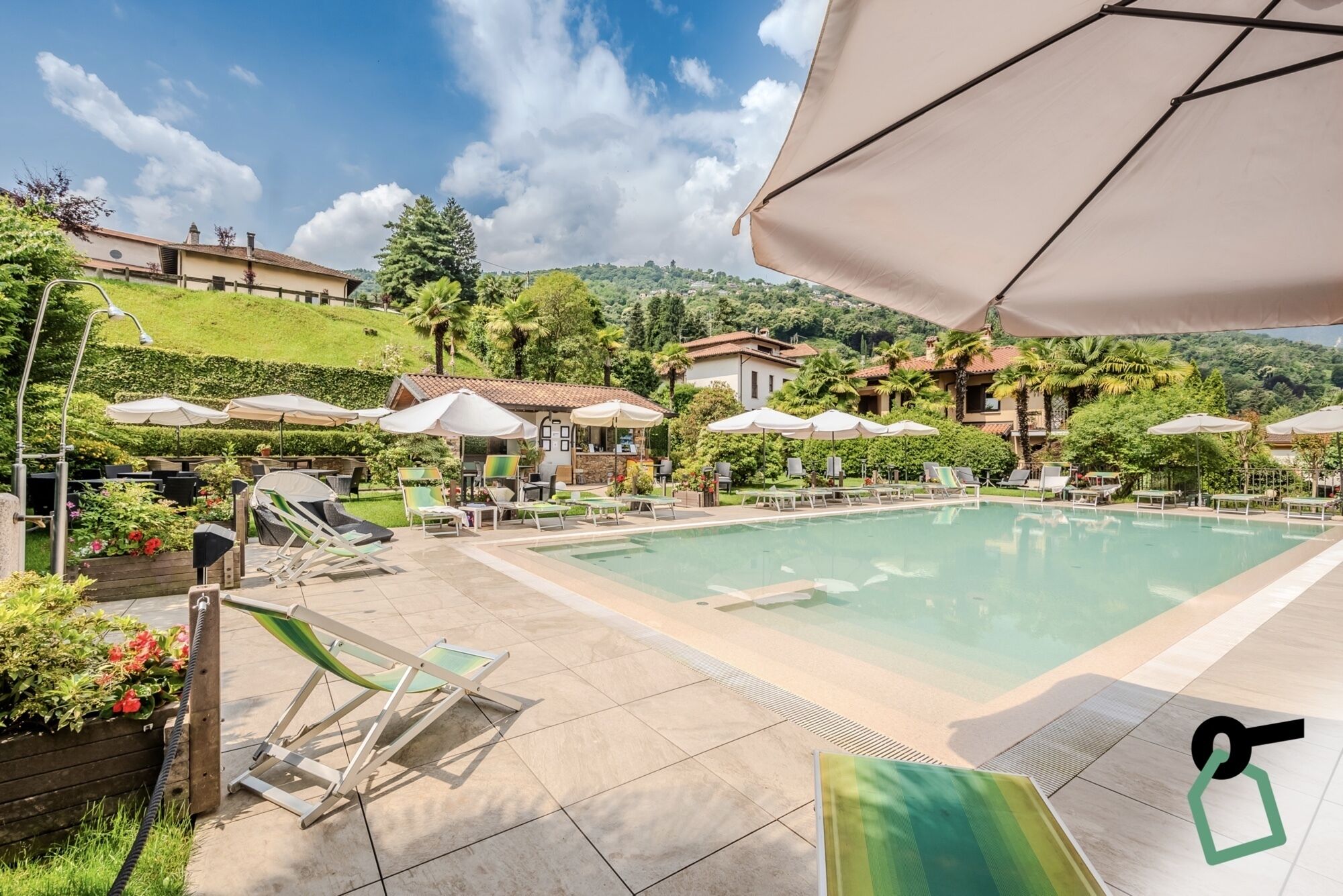 Außenpool (je nach Saison geöffnet), Sonnenschirme, Liegestühle