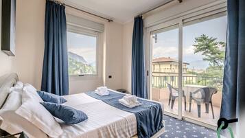 Classic-Doppelzimmer, Balkon | Minibar, Zimmersafe, Schreibtisch, Babybetten