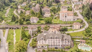 Un quartier résidentiel où se trouve un immeuble remarquable, doté d’une cour intérieure et d’une piscine.