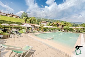 Seasonal outdoor pool, open 10:30 AM to 6:30 PM, pool umbrellas - Hotiday Room Collection - Stresa (Stresa)