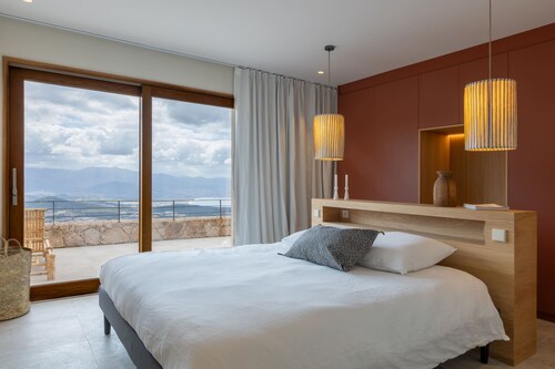 ALAV13AC Located in the village of Alata, overlooking the bay of Ajaccio 6bedrooms