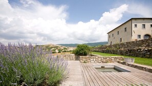 المنطقة المحيطة بالمنشأة