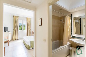 Comfort Double or Twin Room | 1 bedroom, minibar, in-room safe, desk