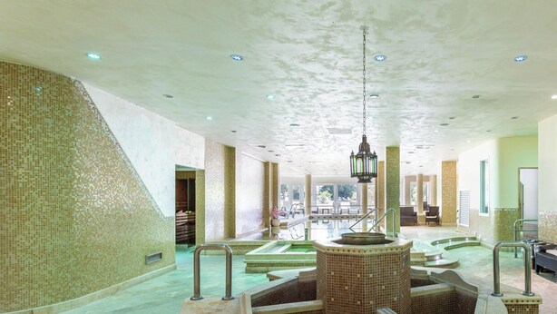 A spa area with a hot tub, seating, and a view of the outdoors. - Hotiday Room Collection - Fiuggi (Fiuggi)