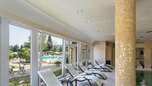 A covered outdoor area with lounge chairs and a pool. - Hotiday Room Collection - Fiuggi (Fiuggi)