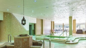 A spa area with a hot tub, a pool, and a seating area with chairs and tables. - Hotiday Room Collection - Fiuggi (Fiuggi)