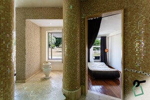 Un sauna, una bañera de hidromasaje, baño turco, tratamientos corporales