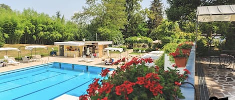 Innenpool, AuĂenpool (je nach Saison geöffnet)