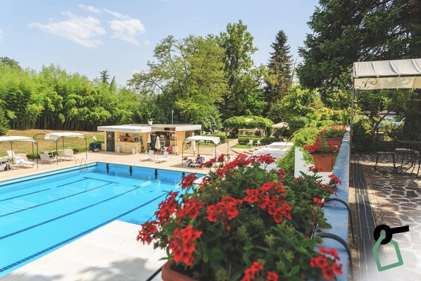 Innenpool, Außenpool (je nach Saison geöffnet)